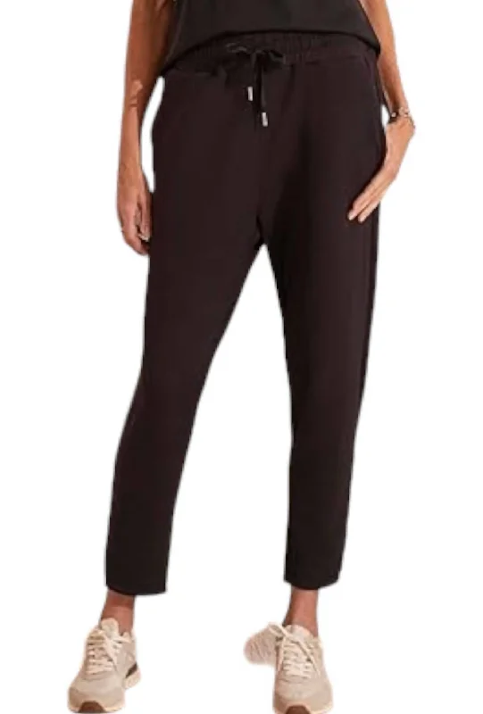 Capri Jogger Pants In Black